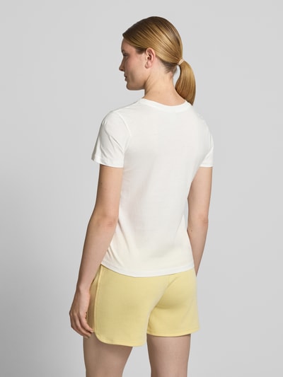 Frauenmodel trägt Damen T-Shirt mit floralem Stitching Modell 'Aminna' von ICHI aus Reine Baumwolle, taillierte Passform, Rückenlänge 58 cm bei Größe S, Ganzkörperansicht Rückansicht.