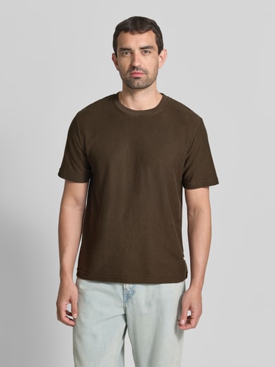 Mannelijk model draagt T-shirt met ronde hals Model 'ODIN' van Samsøe Samsøe, katoenmix, regular fit, ruglengte maat M 68 cm, geheelvooraanzicht