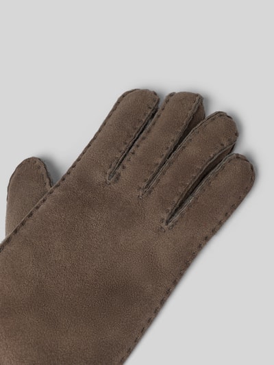 Produktfoto, Lammfellhandschuh aus reinem Lammfell Modell 'Helsinki' von Roeckl, braune Farbe, weiche Textur, Ziernähte, Logo-Detail
