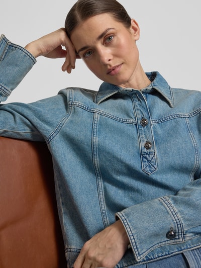Kobiece model prezentuje Bluzka jeansowa Regular Fit Jeansbluse im Used-Look model 'TOP TAVY' od Bash, bawełna, kołnierzyk koszulowy, listwa guzikowa; zbliżenie na górną część ciała
