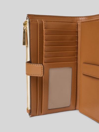 Produktfoto, Portfel z nadrukiem z logo na całej powierzchni, dwie główne przegrody z zamkiem błyskawicznym, przegródki na karty, detal z logo, model 'Jet Set' od MICHAEL Michael Kors.