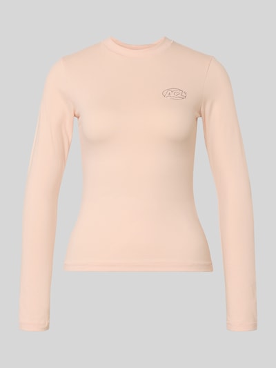 Produktfoto, Slim Fit Longsleeve mit Logo-Detail von Another Cotton Lab aus elastischem Baumwoll-Mix in zarter Pfirsichfarbe, Rundhalsausschnitt, Rückenlänge bei Größe S 54 cm.