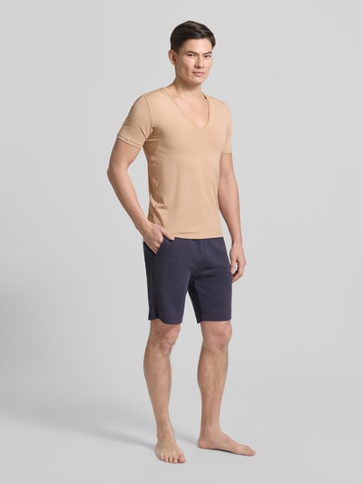 Männermodel trägt T-Shirt mit V-Ausschnitt von Mey, Beige, Baumwoll-Mix mit Stretch-Anteil, Slim Fit, Das DrunterHemd, DRY COTTON, Ganzkörperansicht von vorne.
