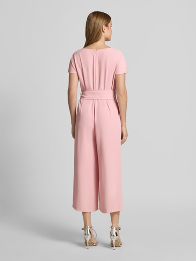 Frauenmodel trägt Jumpsuit mit Stretch-Anteil von Betty Barclay in Rosa, elastisches Material, Regular Fit, Rückansicht Ganzkörperansicht.