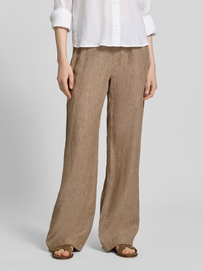 Kobiece model nosi spodnie z szerokimi nogawkami Leinenhose mit Bindegürtel Modell 'Chiara' od MAC, czysty len, szerokość w rozmiarze 36/32: 40 cm, długość wewnętrzna nogawki: 84 cm, krój wide leg fit, elastyczny pas z wiązanym paskiem, francuskie wpuszczane kieszenie, kolor jasnobrązowy, tekstura lekko zmięta, widok całej sylwetki z przodu.