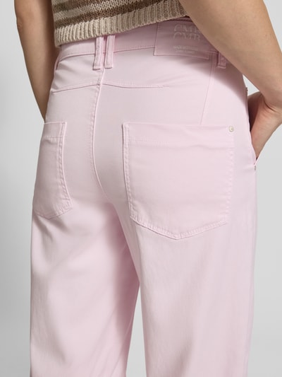 Männermodel trägt Hose mit Tuch Modell 'ORELIE' von Cambio, lyocell-bawełna, krój loose fit, jasnoróżowy, tylne kieszenie, Ganzkörperansicht Rückansicht, Szerokość w rozmiarze 36: 42 cm, długość wewnętrzna nogawki 73 cm