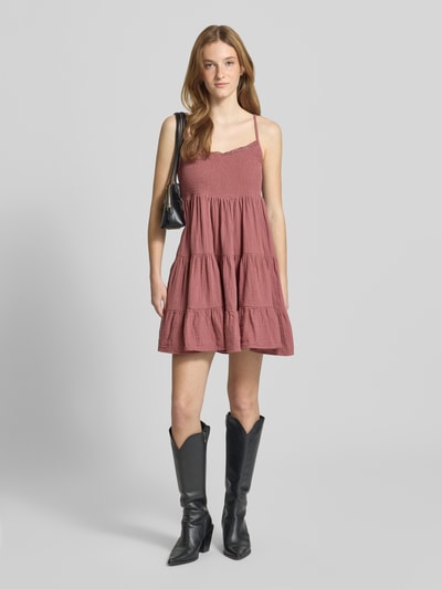 Frauenmodel trägt Fit and Flare Freizeitkleid aus reiner Baumwolle Modell 'TILLY' von Only in Altrosa, strukturierter Stoff, Ganzkörperansicht von vorne. Damen Freizeitkleid.