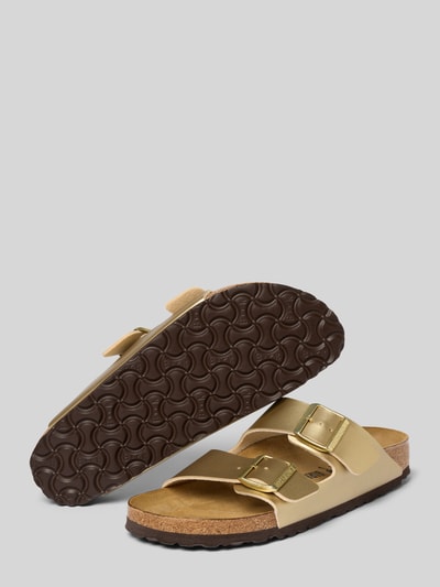 Produktfoto, Slipper mit offener Ferse Modell 'Arizona' von Birkenstock, goldfarbene Riemen, abgerundete Passform, Logo-Detail, Absatzhöhe 3 cm, strukturierte braune Sohle, Damen Slipper