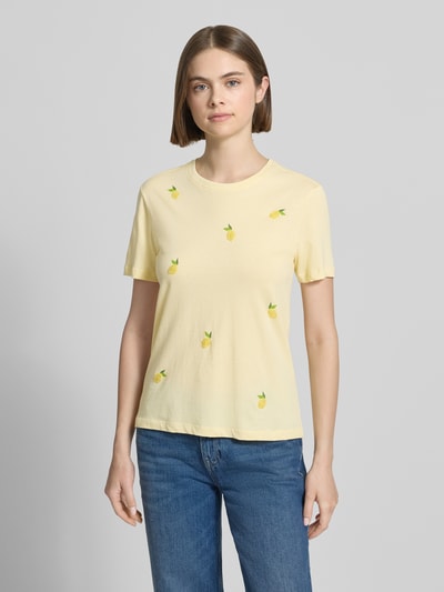 Frauenmodel trägt Regular Fit T-Shirt aus reiner Baumwolle Modell 'KITA' von Only in Optik: Unifarben mit Motiv-Stitching, Rundhals, Kurzarm, Materialverarbeitung: Jersey, Ganzkörperansicht von vorne.