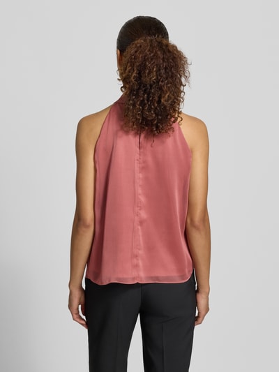 Frauenmodel trägt Top mit floraler Applikation von Swing in Rosa, gerader Schnitt, Stehkragen, glatte Textur, Ganzkörperansicht Rückansicht.