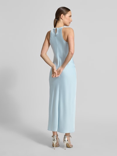Frauenmodel trägt Damen Midikleid aus Satin Modell 'RAVENNA' von Vila in Hellblau, Gerader-Schnitt, Rundhalsausschnitt, rückseitiger Knopfverschluss, Rückenlänge bei Größe 36: 140 cm, Brustweite bei Größe 36: 40 cm, Ganzkörperansicht Rückansicht.