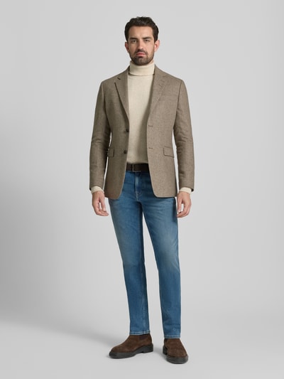 Männermodel trägt Regular Fit Jeans mit 5-Pocket-Design Modell 'MITCH' von JOOP! Jeans, Baumwoll-Mix mit Stretch-Anteil, Ganzkörperansicht von vorne.