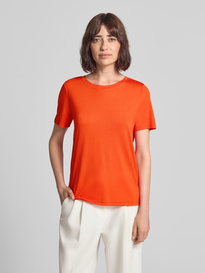 Frauenmodel trägt T-Shirt mit Rundhalsausschnitt von Fynch-Hatton in Orange, Relaxed Fit, 1/2-Arm, glatte Textur, Ganzkörperansicht von vorne.