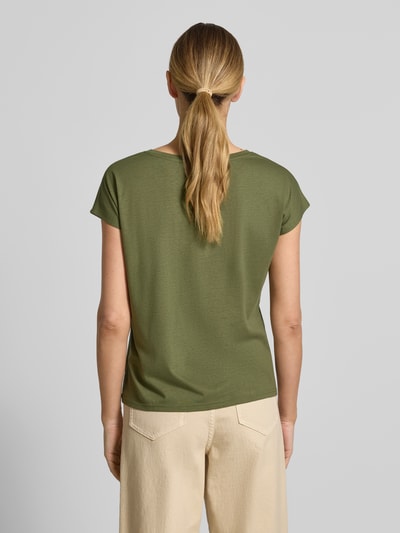 Frauenmodel trägt Damen T-Shirt mit Motiv und Rundhalsausschnitt von Christian Berg Woman aus Baumwoll-Viskose-Mix, Regular-Fit, Rückenlänge bei Größe S 55 cm, Farbton Oliv, glatte Textur, Ganzkörperansicht Rückansicht.