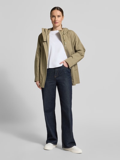 Vrouwenmodel draagt Jacke mit verdecktem Reißverschluss van Fuchs Schmitt in beige katoenmix, regular fit, klepzakken, capuchon met tunnelkoord, ruglengte maat 36: 73 cm, schouderbreedte: 37 cm, borstwijdte: 54 cm, mouwlengte: 66 cm, geheel vooraanzicht