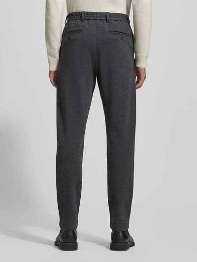 Mannelijk model draagt Relaxed Fit Schmale Hose aus reiner Baumwolle Modell 'HARLEM' van Tommy Hilfiger, unie donkergrijs, regular lengte, elastische tailleband, achterzakken, detailafwerking, Ganzkörperansicht Rückansicht.