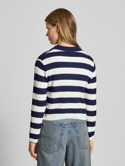 Frauenmodel trägt Strickjacke mit Streifenmuster und Polokragen von Review, Material-Mix mit Stretch-Anteil, Slim Fit, Ganzkörperansicht Rückansicht.