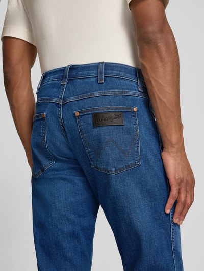 Männermodel trägt Straight Fit Jeans im 5-Pocket-Design Modell 'Greensboro' von Wrangler, blauer Baumwoll-Mix, Nahaufnahme Rückansicht. Herren, Stretch-Anteil, Gerader-Schnitt, Knopf-Reißverschluss, Bundweite 42 cm, Innenbeinlänge 80 cm.