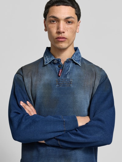 Männermodel trägt Regular Fit Poloshirt in Denim-Optik von Dsquared2 mit Polokragen, Label-Detail und elastischen Ärmelabschlüssen, Nahaufnahme Oberkörper.