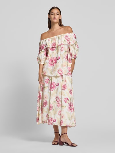 Frauenmodel trägt Regular Fit Bluse aus Viskose-Mix Modell 'Maise' von FREE/QUENT mit floralem Allover-Print, Halbarm, Rüschenbesatz, Rückenlänge bei Größe S 54 cm, Ärmellänge 27 cm, pastellfarbenes florales Muster, Ganzkörperansicht von vorne.