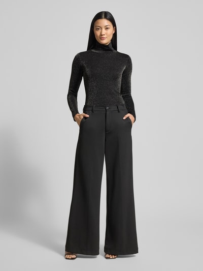 Frauenmodel trägt Longsleeve mit Stehkragen Modell 'Rani' von GUIDO MARIA KRETSCHMER WOMAN, Schwarz mit Glitter-Effekt, Material-Mix, Slim Fit, Ganzkörperansicht von vorne.