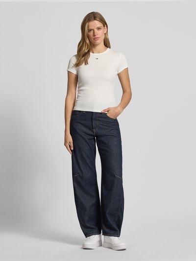 Frauenmodel trägt Damen T-Shirt Slim Fit T-Shirts aus Baumwoll-Mix im 2-er-Pack von Tommy Jeans, Mehrfarbig, Logo-Stitching, Ganzkörperansicht von vorne.