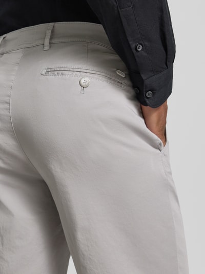 Männermodel trägt Regular Fit Chinoshorts aus Baumwoll-Mix Modell 'BOZEN' von Brax, Optik: Unifarben, Detailaufnahme Rückansicht.