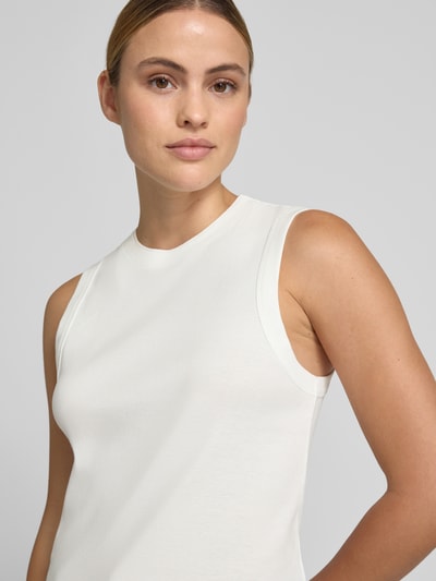 Vrouwenmodel draagt Tanktop aus Baumwolle mit Rundhalsausschnitt van JAKE*S STUDIO WOMAN in puur katoen, regular fit, ronde hals, ruglengte bij maat 38: 57 cm, Nahaufnahme bovenlichaam.