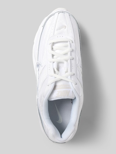 Productfoto, witte sneakers met labeldetails model 'Initiator' van Nike, afgerond model, vetersluiting, profielzool, dames, maat 40,5 hakhoogte 5 cm, schachthoogte 7 cm, schachtbreedte 8 cm