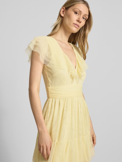 Vrouwenmodel draagt Maxikleid met V-hals en tailleband van LACE & BEADS, mesh, a-lijn, laagjeslook, detailopname bovenlichaam.