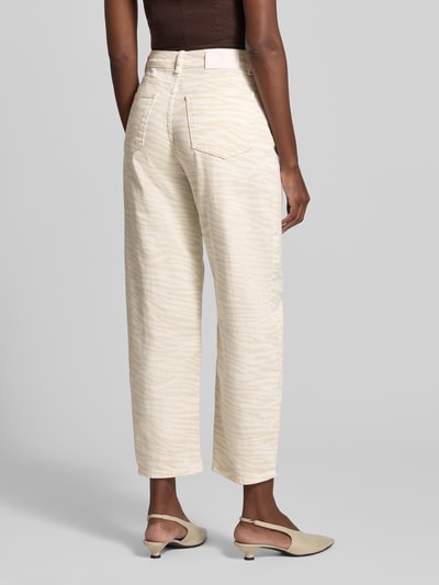 Frauenmodel trägt Barrel Fit Jeans mit Animal-Print Modell 'Mari Clear Zebra' von OPUS PANTS, cremefarben mit Zebra-Muster, Ganzkörperansicht Rückansicht. Baumwoll-Mix mit Stretch, lockere Passform.