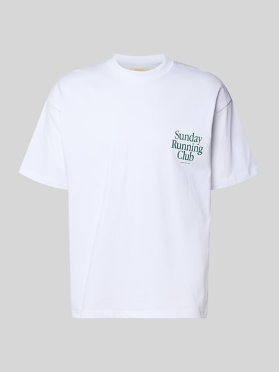 Produktfoto, weißes Herren T-Shirt mit grünem Statement-Print, Reine Baumwolle, Boxy-Fit, Rundhalsausschnitt, Modell 'Sunday Running Club' von ANOTHER COTTON LAB, Rückenlänge bei Größe M 69 cm, glatte Textur, Vorderansicht