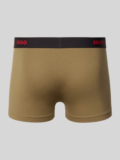 Männermodel trägt Trunks aus Baumwoll-Mix mit elastischem Label-Bund im 3er-Pack von HUGO, unifarben, Ganzkörperansicht Rückansicht.
