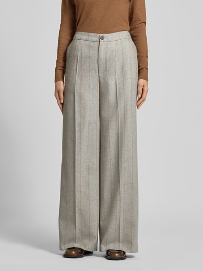 Frauenmodel trägt Hose aus Wolle mit Gesäßtasche von Lanius, hellgrau mit beigen Streifen, weites Bein, Allover-Look, Ganzkörperansicht von vorne.