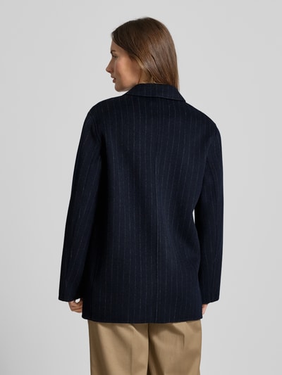 Frauenmodel trägt Blazer mit Pattentaschen Modell 'Karita Idun' von MOS MOSH in Dunkelblau mit feinem Streifenmuster, Reine Baumwolle, Regular-Fit, Reverskragen, Rückenlänge 72 cm bei Größe 36, Ganzkörperansicht Rückansicht.