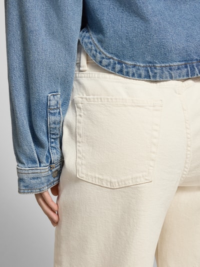 Kobiecy model nosi Jeans mit 5-Pocket-Design Modell 'TOKYO' od JJXX, jasny kremowy kolor, bawełna z elastanem, luźny krój, detal tylnej kieszeni, szerokość w rozmiarze 27/32: 35 cm, długość wewnętrzna nogawki: 80 cm, zbliżenie na tył.