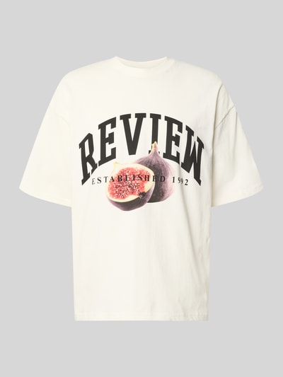 Produktfoto, Relaxed Fit T-Shirt mit Logo-Print Modell 'Varsity' von REVIEW aus reiner Baumwolle in Weiß mit Fotoprint auf der Vorderseite.