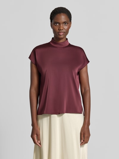Frauenmodel trägt Regular Fit Blusentop aus reiner Baumwolle von Jake*s Collection in Dunkelrot, glatte Textur, Ganzkörperansicht von vorne.