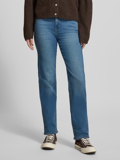 Frauenmodel trägt Straight Fit Jeans mit 5-Pocket-Design von Levi's®, bawełniany mix z dodatkiem stretchu, niebieski kolor, krój prosty, zapięcie na guzik i zamek, szerokość w rozmiarze 27/32: 38 cm, długość nogawki wewnętrznej w rozmiarze 27/32: 80 cm, widok całej sylwetki z przodu.