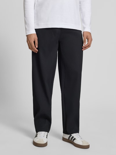 Männermodel trägt Sweatpants mit Strukturmuster und elastischem Bund von Pegador, Material-Mix mit Stretch-Anteil, Relaxed-Fit, Ganzkörperansicht von vorne.