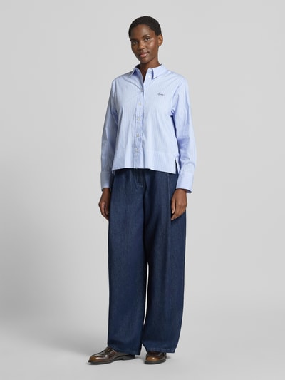 Vrouwenmodel draagt Relaxed Fit Hemdbluse aus Baumwoll-Mix van Emily Van den Bergh met lichte strepen, motiefstitching, katoenmix, overhemdkraag, langärmelig design, ruglengte 58 cm, mouwlengte 59 cm, voorkant volledige lichaamsweergave.