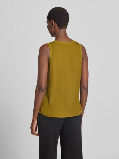 Frauenmodel trägt Relaxed Fit Top mit V-Ausschnitt von zero aus satinartigem Stoff, ärmellos, in Olivgrün, Ganzkörperansicht Rückansicht. Damen Top, Rückenlänge bei Größe 36: 58 cm.