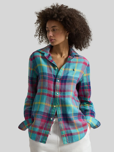 Kobiece model nosi Regular Fit Hemdbluse aus reinem Leinen von Polo Ralph Lauren, efekt: wzór na całej powierzchni, krój regular fit, kołnierzyk koszulowy, wzór w kratę, wyhaftowane logo, zapięcie: listwa guzikowa, rękawy: długi rękaw, zakończenia rękawów: mankiet, materiał: len, kolorowa kratka, tkanina lniana, widok na całe ciało z przodu