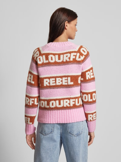 Colourful Rebel Sweter z dzianiny ze wzorem z logo na całej powierzchni ‘Ximenia’ Fuksjowy 5