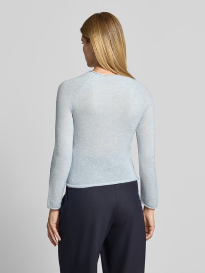 Vrouwenmodel draagt Slim Fit Pullover met Woll-Alpaka-Anteil van comma, lichtblauw, Materiaalmix, Tricotlook, ronde hals, Ganzkörperaanzicht rugzijde, Ruglengte maat 36: 59 cm, Mouwlengte maat 36: 67 cm.