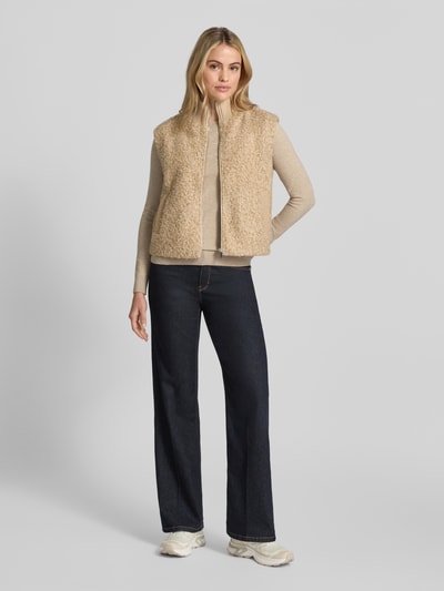 Vrouwenmodel draagt Weste met Stehkragen Modell 'Guluni' van OPUS, look: effen, opstaande kraag, ritssluiting, zij-steekzakken, materiaal: puur polyester, Ganzkörperansicht von voren.