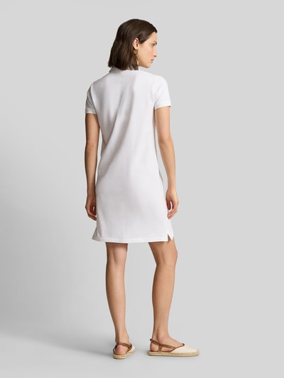Frauenmodel trägt Regular Fit Minikleid mit Logo-Stitching Modell 'Polo' von Polo Ralph Lauren in Weiß, reine Baumwolle, Ganzkörperansicht Rückansicht.