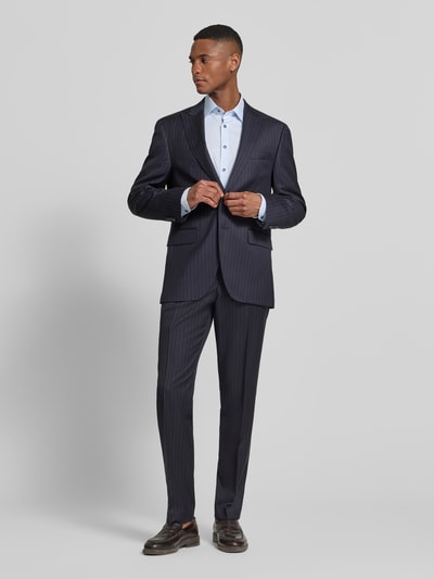 Männermodel trägt Body Fit Business-Hemd mit Kentkragen von OLYMP Level Five, Baumwoll-Elasthan-Mix, Ganzkörperansicht von vorne. Rückenlänge 83 cm, Schulterbreite 44 cm, Ärmellänge 73 cm, Knopfleiste.
