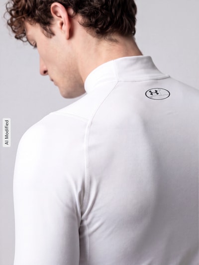 Männermodel trägt Slim Fit Sport-Langarmshirt mit Logo-Stitching von Under Armour in Weiß, weiche Textur, Ganzkörperansicht Rückansicht, Herren Sport-Langarmshirt von Under Armour, KI-modifiziertes Bild