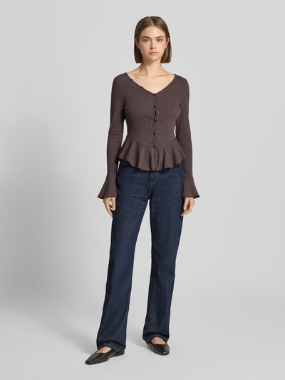 Frauenmodel trägt Slim Fit Longsleeve mit Baumwoll-Anteil Modell 'COQUETTE' von DAISY STREET, V-Ausschnitt, dunkelbraun, Ganzkörperansicht von vorne. Elastischer Material-Mix, Langarm, Rückenlänge bei Größe S 55 cm.